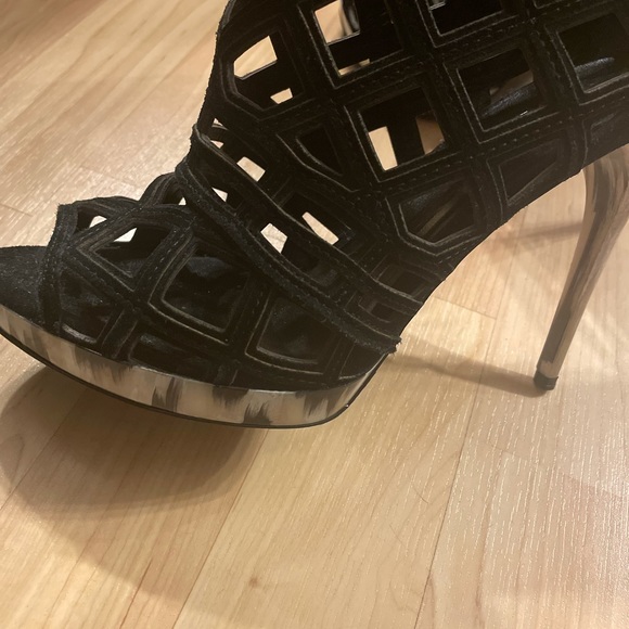 Burberry peak toe heels - Picture 6 of 11